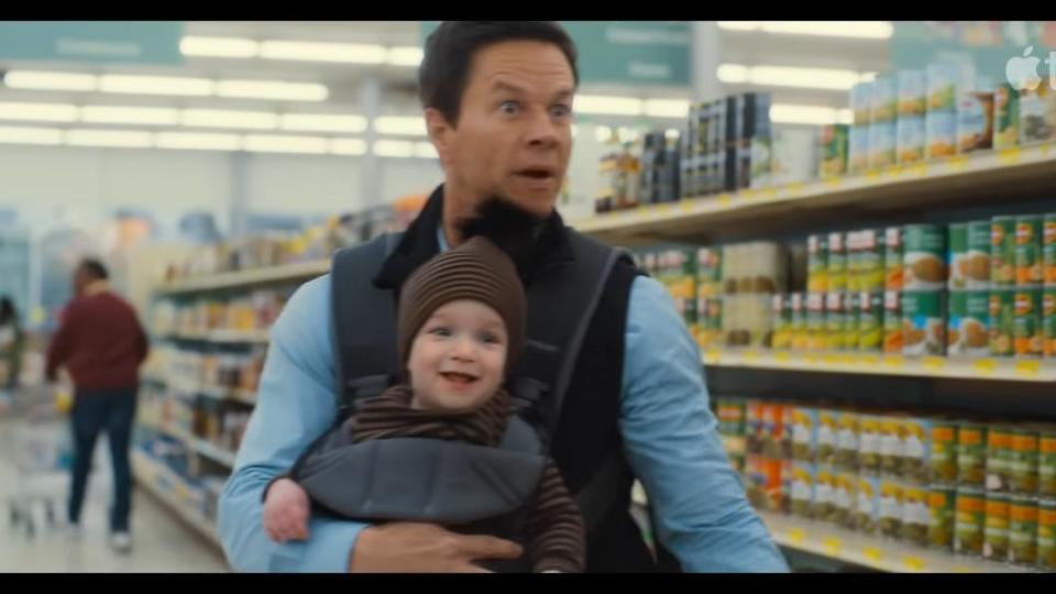 馬克華伯格在片中化身三寶爸，親自帶娃上陣。（圖／翻攝自預告）