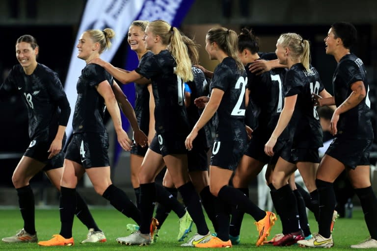 Nueva Zelanda celebra un gol contra Vietnam (Dave LINTOTT)