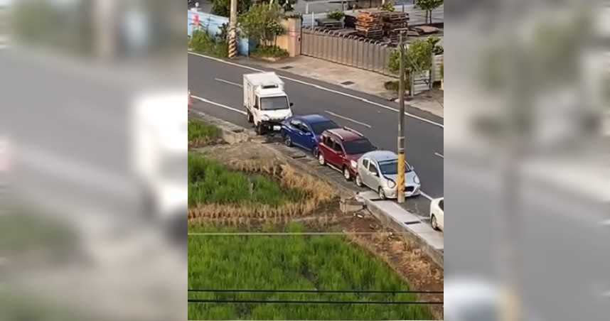 白色貨車撞及停在路邊的3輛車後，竟駕車逃逸，自以為所作所為沒人看到，沒想到被網友拍下畫面，PO上網，引起公憤。（圖／翻攝爆料公社）