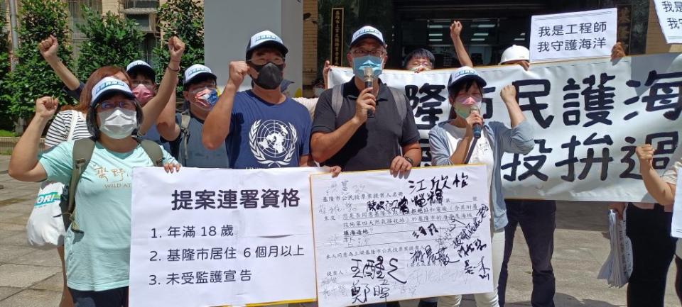 基隆護海公投連署，王醒之議員等人到市府門口向市長及市民喊話。(記者張上耕攝)