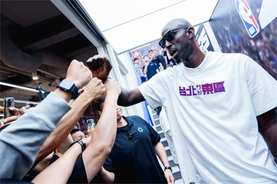 籃球／NBA傳奇「狼王」親臨台北東區　賈奈特展親民去體驗「這項」在地文化