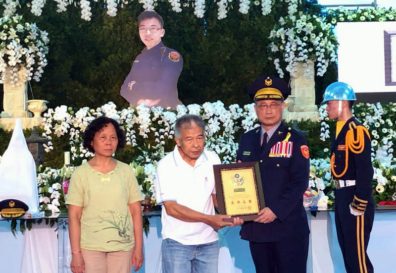 鐵路警察李承翰因公殉職，16日在嘉義市舉行公祭，警政署長陳家欽（右2）到場參加公祭，並追晉二線一星巡官職務。中央社記者黃國芳攝　108年7月16日