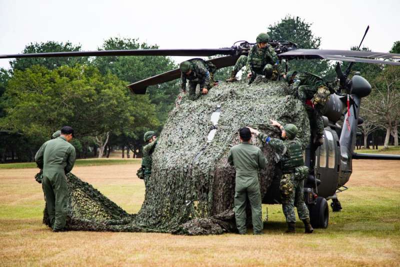 20201105-黑鷹直升機戰力保存，以偽裝網覆蓋。（取自軍聞社）