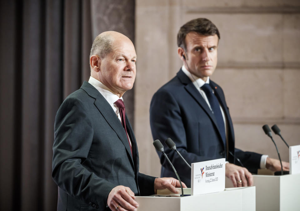 Bundeskanzler Olaf Scholz neben Frankreichs Präsident Emmanuel Macron. (Foto: Michael Kappeler/dpa)