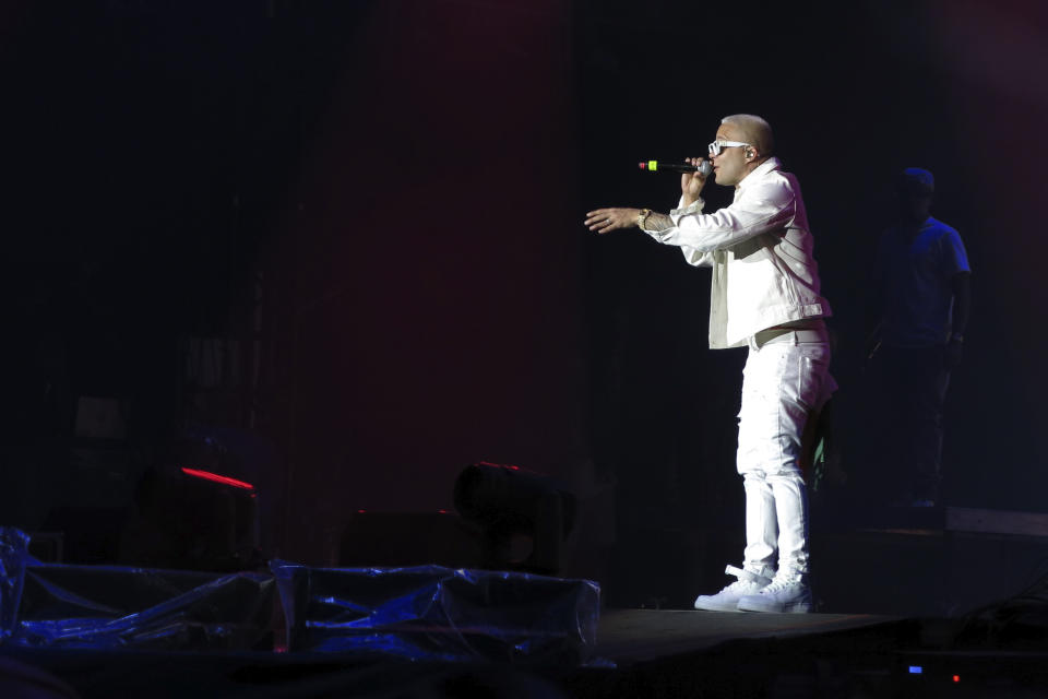 El cantante Puertorriqueño Nio García durante su concierto en el Coca-Cola Flow Fest en la Ciudad de México el 27 de noviembre de 2022. (Foto AP/Berenice Bautista)