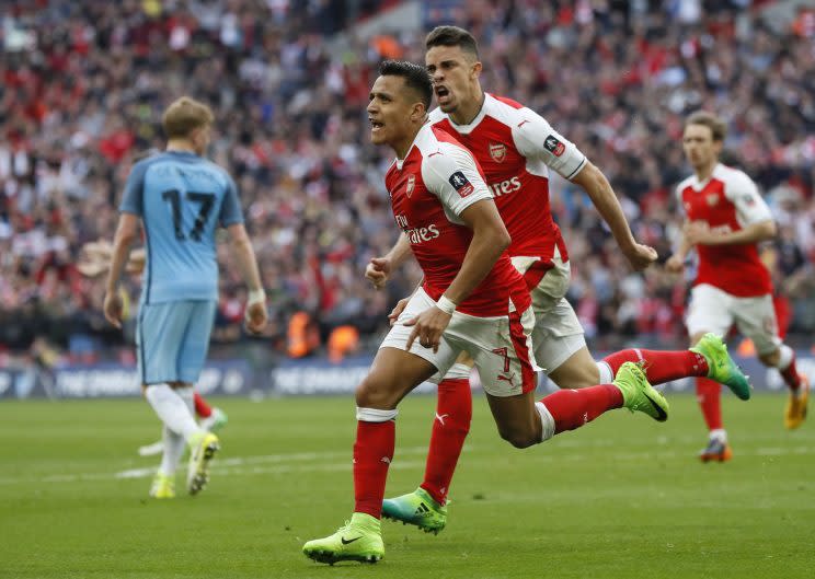 <p>Arsenal-Star Alexis Sanchez soll angeblich auch zum Rekordmeister tendieren. „Weil die Ziele und Finanzen stimmen“, schreibt die französische Zeitung „Le Parisien“. Für Sanchez wären ebenfalls 60 Millionen Euro fällig. (Getty Images)</p>