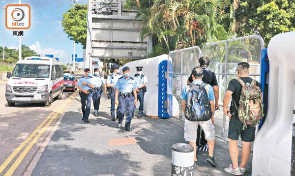 體育館一帶有警員駐守及巡邏。（任方攝）