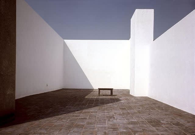 <p>Aunque es difícil de clasificar su trayectoria, hay quien incluye las obras del <a href="https://www.elledecor.com/es/arquitectura/g25721957/luis-barragan-arquitecto-mexico-proyectos/" rel="nofollow noopener" target="_blank" data-ylk="slk:arquitecto mexicano Luis Barragán" class="link ">arquitecto mexicano Luis Barragán</a> en el minimalismo. Entre sus obras más destacadas está su casa, ahora museo, en Ciudad de México.</p><p><a href="https://www.instagram.com/p/CVTIsUntDmN/" rel="nofollow noopener" target="_blank" data-ylk="slk:See the original post on Instagram" class="link ">See the original post on Instagram</a></p>