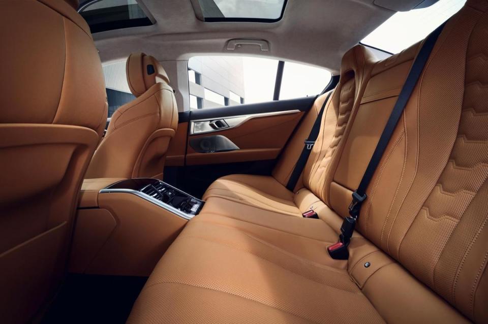 全面標配的豪華型四區恆溫空調與全景式電動玻璃天窗，帶給BMW 8系列Gran Coupé後座更為愜意舒適的乘坐體驗。