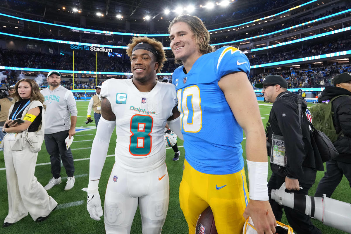 Social Media Buzz: Justin Herbert's outstanding game vs. Miami Dolphins has  Twitter buzzing