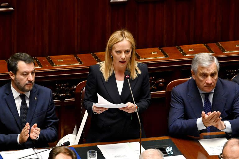 TOPSHOT - Italy’s new Prime Minister Giorgia Meloni (C)  speaks in her first address to parliament, next to her Deputy and Foreign Minister, Antonio Tajani (R) and her Deputy and Minister of Infrastructure, Matteo Salvini (L) ahead of a confidence vote at Montecitirio palace in Rome on October 25, 2022. - Meloni said that Italy would "continue to be a reliable partner of NATO in supporting Ukraine", amid concerns over the pro-Russian stance of her coalition partners. (Photo by Andreas SOLARO / AFP)