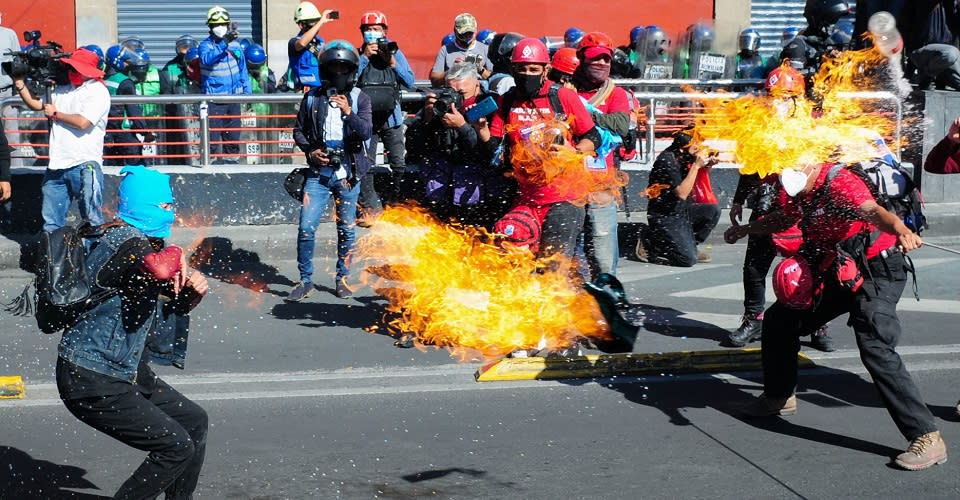 Enfrentamiento entre manifestantes y policías en marcha del 2 de octubre