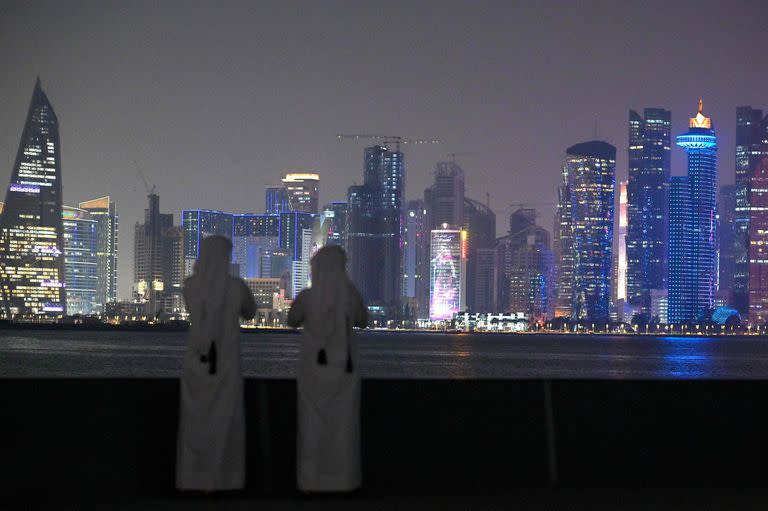 Un horizonte nocturno de Doha; ya resta menos de dos semanas para el comienzo del Mundial