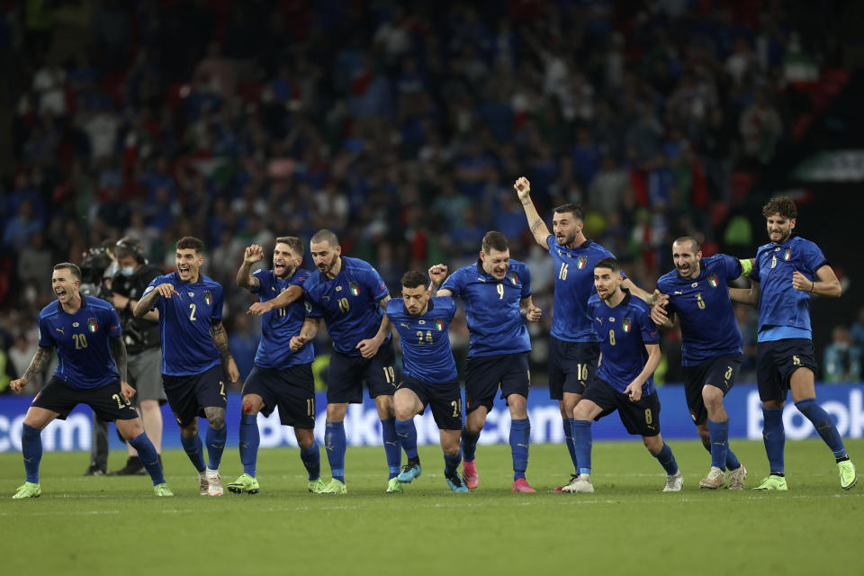 Los jugadores de Italia tras vencer a Inglaterra por penales en la final de la Euro 2020, el domingo 11 de julio de 2021. (Carl Recine/Pool Foto vía AP)