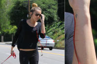 Kurz zuvor tauchte Miley mit erschreckend vielen Narben am Handgelenk in der Öffentlichkeit auf. Hat sie etwa zur Rasierklinge gegriffen und sich geritzt? Von Mileys Sprecher gab's zwar gleich ein Dementi, woher die Verletzungen kamen, wollte aber niemand sagen. (Bild: Splash)