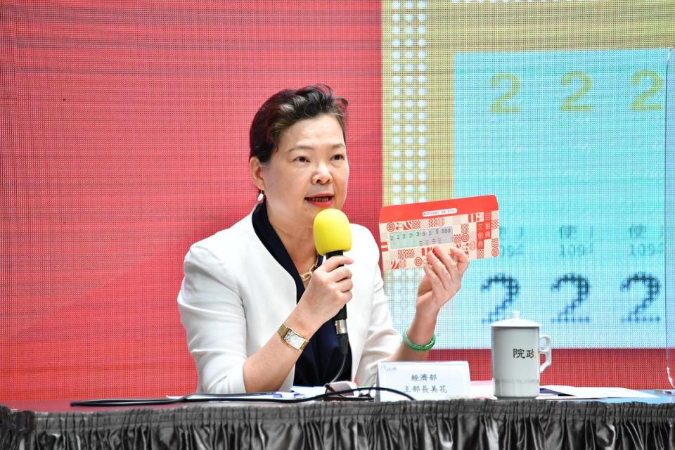 經濟部長王美花介紹三倍券的封套有透明的框，非常精美。（行政院提供）