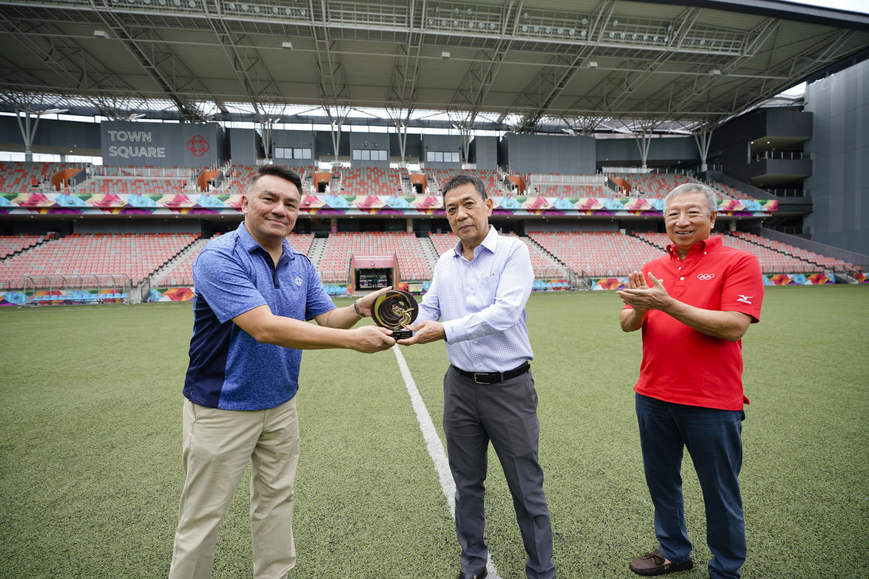 Our Tampines Hub senior director Suhaimi Rafdi (left) receives the 2019 IOC Trophy "Sport and Sustainable Architecture" from SNOC secretary-general Chris Chan (centre) and IOC vice-president Ng Ser Miang.