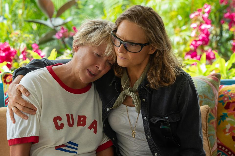 Annette Bening y Jodie Foster interpretan a dos mujeres que quieren vivir sus aventuras sin tener que pedir permiso por haber pasado los 60. Cr. Kimberley French/Netflix ©2023