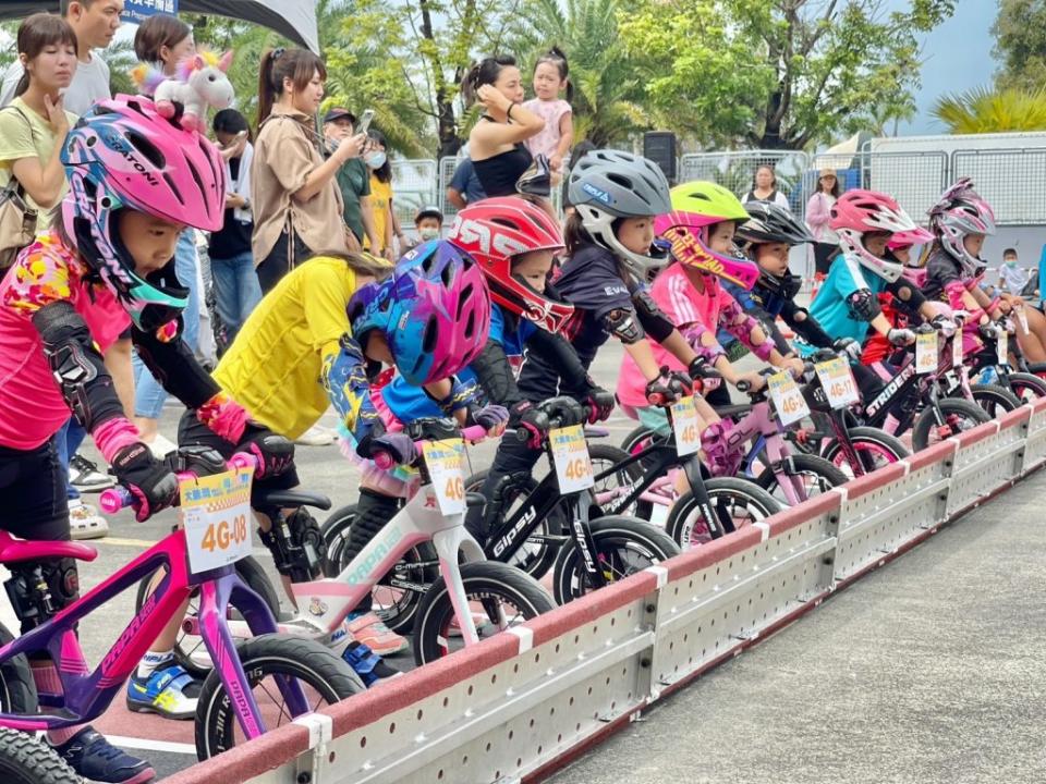 鵬管處於大鵬灣休閒特區辦理大鵬灣Bike tour 35路線單車活動，融合親子歡樂和多元旅遊，共享親子歡樂盛夏。（記者鄭伯勝攝）