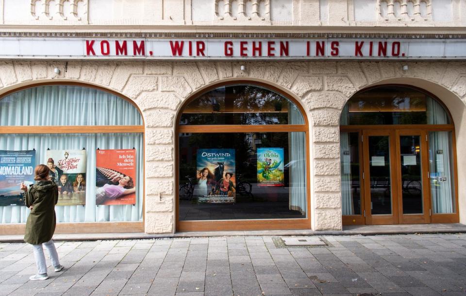 Der Schriftzug "Komm, wir gehen ins Kino" ist an einem Kino zu sehen. 