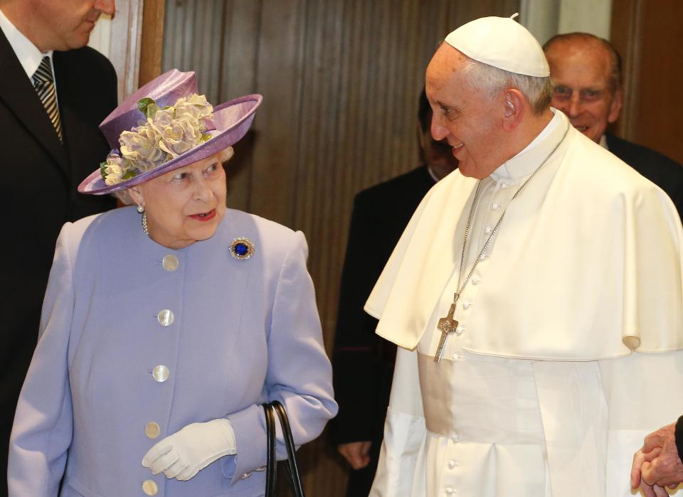 Britain's Queen Elizabeth walks with Pope Francis during a meeting at the Vatican April 3, 2014. (REUTERS/Stefano Rellandini)