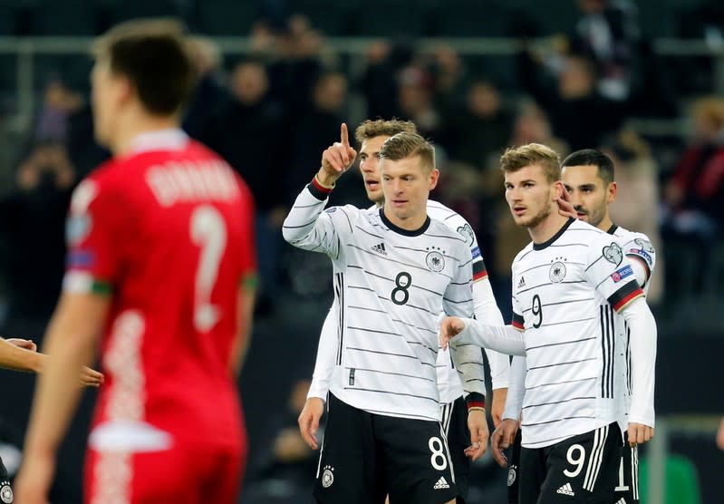 Foto del sábado del futbolista alemán Toni Kroos celebrando tras marcarle a Bielorrusia