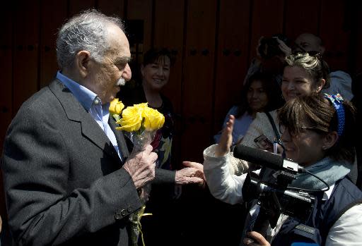 El escritor colombiano Gabriel García Márquez recibe rosas amarillas durante su cumpleaños número 87, en un encuentro con reporteros en su casa de Ciudad de México, el 6 de marzo de 2014 (AFP | Yuri Cortez)