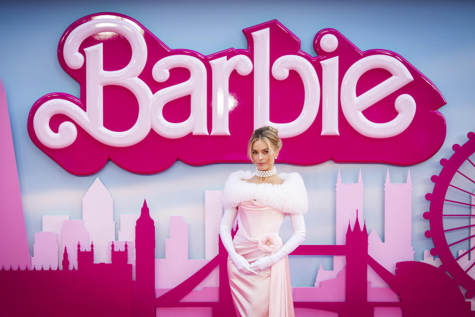 Margot Robbie posa para los fotógrafos a su llegada al estreno de la película 'Barbie' el miércoles 12 de julio de 2023 en Londres. (Foto: Scott Garfitt/Invision/AP)