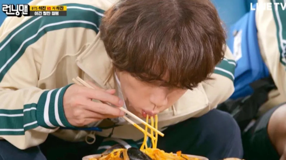 《Running Man》BTS Jin大吃坡州名產海鮮炒碼麵。（圖／LINE TV提供）