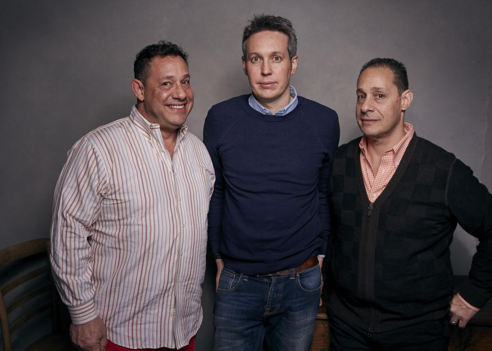 David Kellman, izq, el director Tim Wardle y Robert Shafran posan para promover “Three Identical Strangers”, en el Sundance Film Festival el 19 de enero e 2018, en Park City, Utah. (Taylor Jewell/Invision/AP)