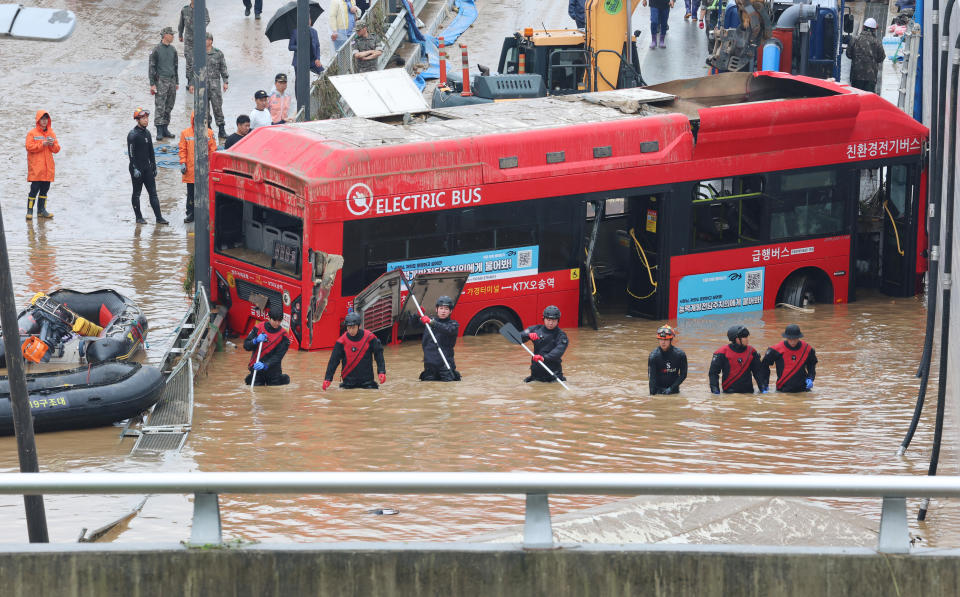 南韓近期連日暴雨強襲，造成當地人員傷亡、洪水氾濫，外交部16日指出，依據駐處掌握消息顯示，目前尚無台灣民眾、台商傷亡或受困的情形。（美聯社）