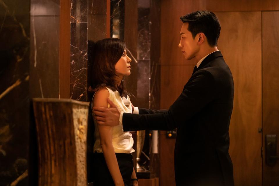 《紅天鵝》由Rain鄭智薰與金荷娜主演，2人對視的情欲流動讓觀眾看得心癢癢。（Disney+提供）