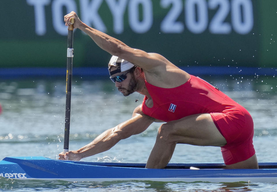 ARCHIVO - Fernando Dayán Jorge Enríquez, de Cuba, compite en la serie masculina de 1000 m en canoa individual durante los Juegos Olímpicos de verano de 2020, el viernes 6 de agosto de 2021, en Tokio, Japón. (Foto AP/Kirsty Wigglesworth)