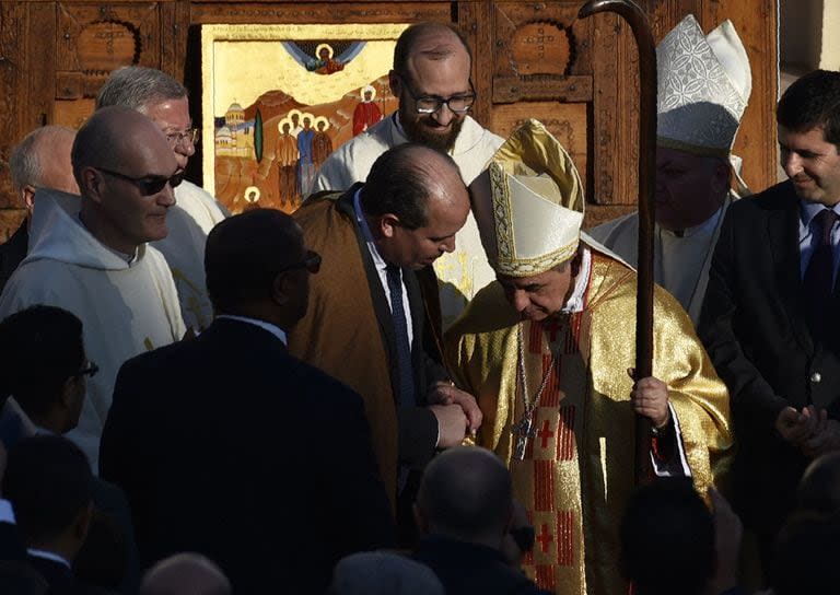 En esta foto de archivo tomada el 8 de diciembre de 2018, Mohammed Isa, el ministro argelino de Asuntos Religiosos y Dotaciones da la bienvenida al enviado papal, el cardenal Angelo Becciu en la Capilla de Nuestra Señora de Santa Cruz en la ciudad de Orán, en el norte de Argelia