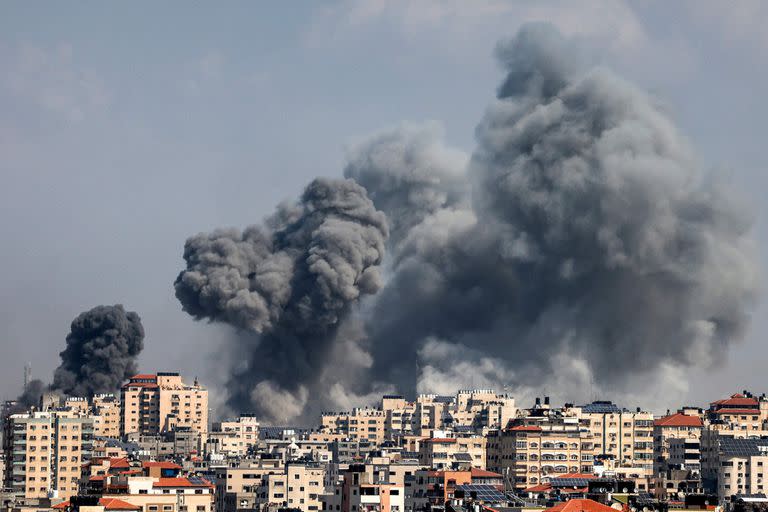 Columnas de humo se elevan durante los ataques aéreos israelíes en la Ciudad de Gaza el 12 de octubre de 2023, mientras continúan los violentos enfrentamientos entre Israel y el movimiento de Hamas por sexto día consecutivo. 