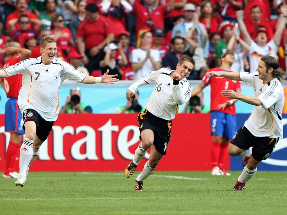 Lahm bejubelt sein Traumtor gegen Costa Rica (VALERY HACHE)