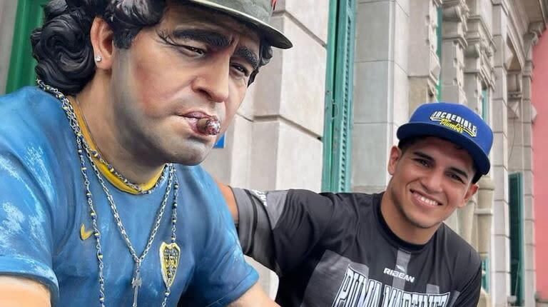 Fernando Martínez en la Boca y al lado de una escultura de Diego Maradona; quiere pelear en la Bombonera