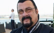 Hätten Sie's gewusst? Steven Seagal ist Buddhist, geweihter Priester der Ömoto, Vegetarier, Polizist, anerkannter Blues-Musiker und mehrfacher Kampfsport-Champion. Er lebte 15 Jahre in Japan und ist seit 2016 russischer Staatsbürger. In Hollywood allerdings geriet er Ende der 90-er aufs Abstellgleis ... (Bild: Darren Arthur/Getty Images for Designer Parfums)