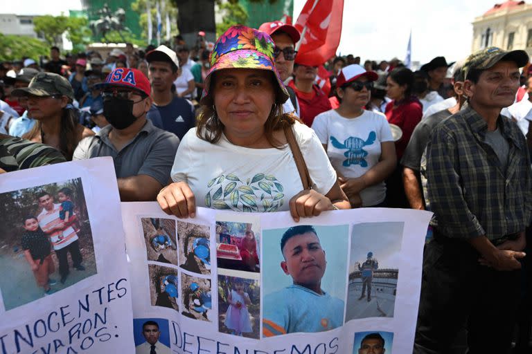 Manifestantes protestan contra las políticas del presidente Nayib Bukele y su reelección el Día de la Independencia en San Salvador, el 15 de septiembre de 2023