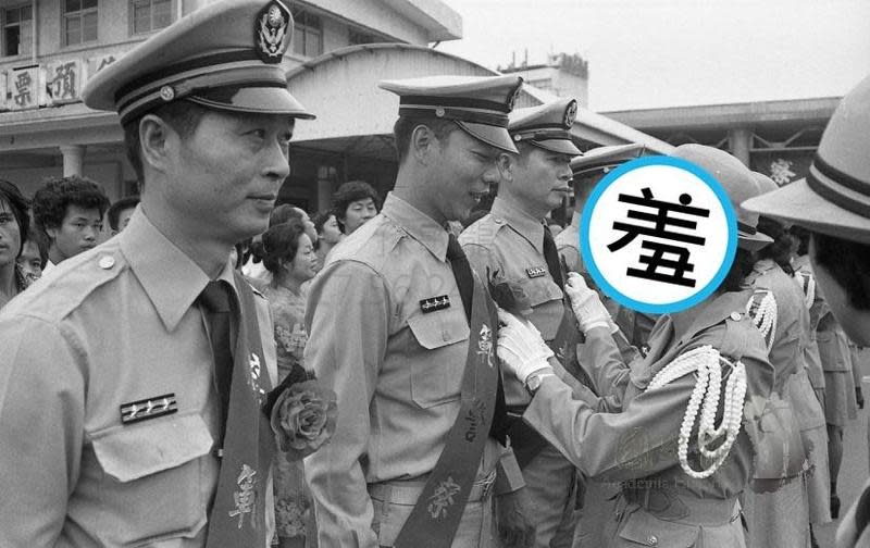 警政文庫分享約42年前的「警界桂綸鎂」幫模範警察別胸針的照片。（翻攝自警政文庫臉書）