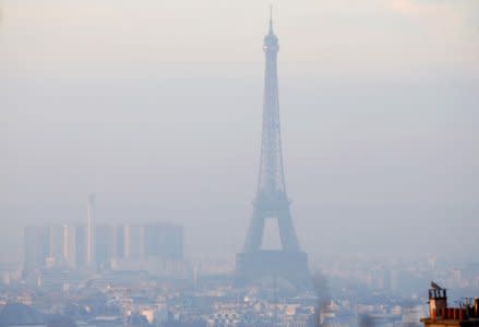 The Eiffel Tower is surrounded by a small-particle haze which hangs above the skyline in Paris, France, December 9, 2016 as the City of Light experienced the worst air pollution in a decade.  REUTERS/Gonzalo Fuentes