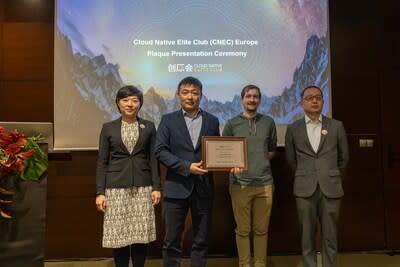 Presentación de la plaqueta para la rama europea del CNEC (PRNewsfoto/HUAWEI CLOUD)