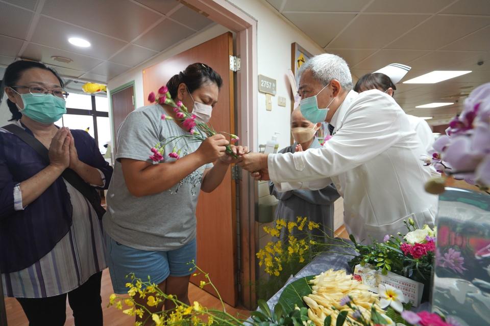 王志鴻副院長為病患家屬送上康乃馨，祝福母親節快樂。