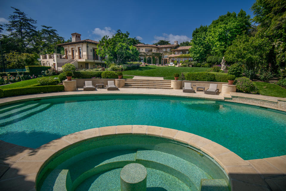 Outside, the future owner can enjoy a pool, spa, putting green and tennis courts. (Coldwell Banker)