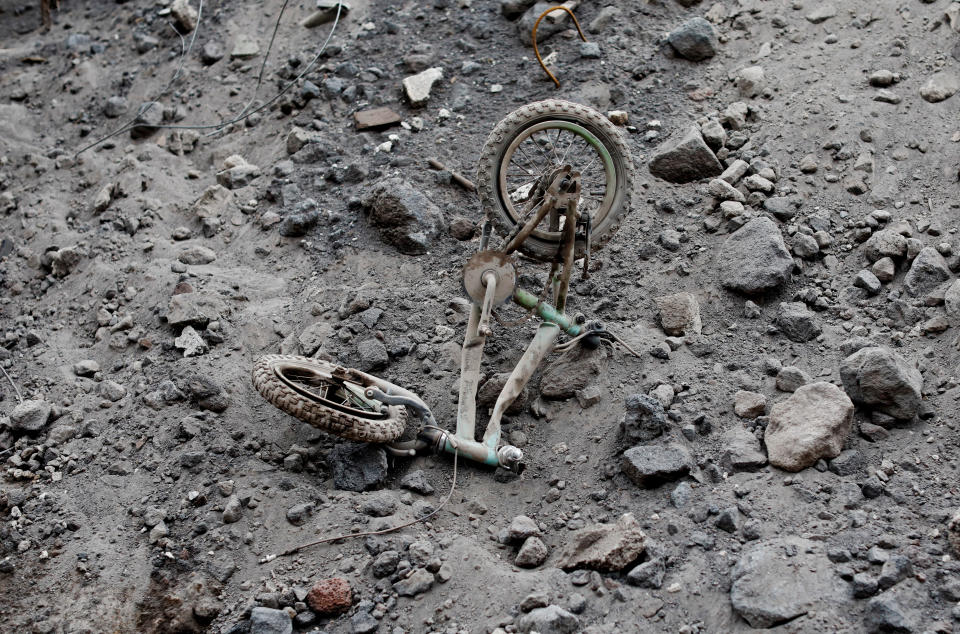 <p>A bicycle covered with ash lies outside a house affected by the eruption of the Fuego volcano at San Miguel Los Lotes in Escuintla, Guatemala, June 6, 2018. (Photo: Carlos Jasso/Reuters) </p>