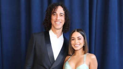 Red Carpet Ready Vanessa Hudgens Cole Tucker Are All Smiles 2022 SAGs