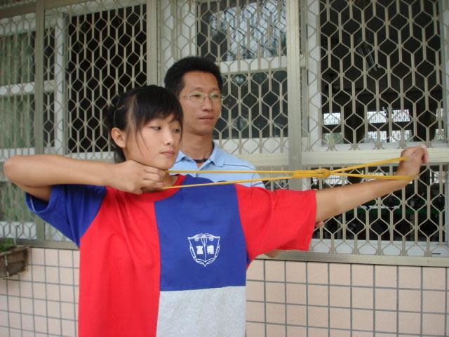 Al comienzo de su entrenamiento de tiro con arco y bajo la asesoría del entrenador Ni Ta-Chih, Lin Shih-Chia usaba una goma elástica para simular que tiraba de un arco. (Foto proporcionada por Lin Shih-Chia)