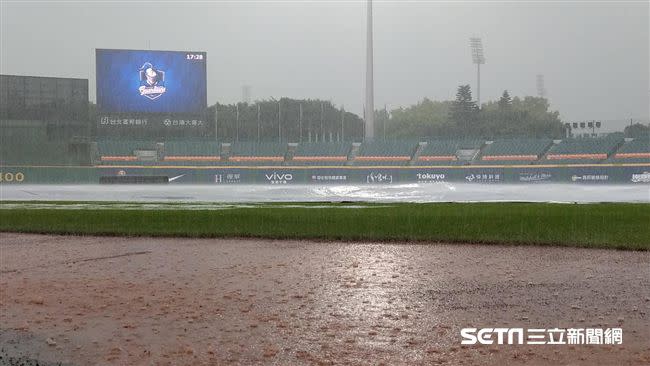 新莊棒球場大雨延賽。（資料圖／記者王怡翔攝影）