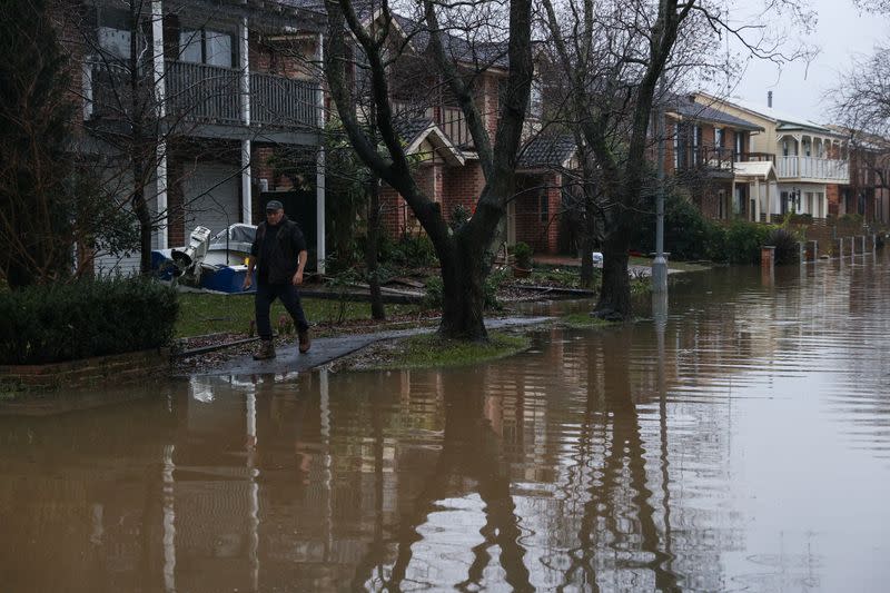 Flooding from heavy rains affects western suburbs in Sydney