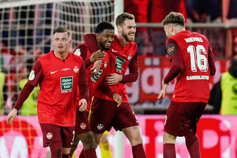 Kaiserslautern's Almamy Toure (2nd L) celebrates with teammates Boris Tomiak, Marlon Ritter and Julian Niehues after scoring his side's second goal during the German DFB Cup semi-final soccer match between 1. FC Saarbruecken and FC Kaiserslautern at the Ludwigspark Stadium. Uwe Anspach/dpa